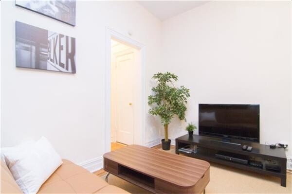 211 E 14th St-Unit -5si in New York, NY - Building Photo