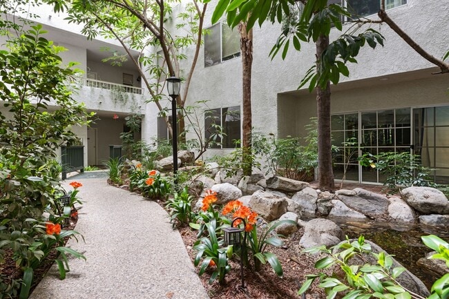 1375 Kelton Ave, Unit #108 in Los Angeles, CA - Building Photo - Building Photo