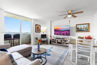 3000 Coral Wy in Coral Gables, FL - Foto de edificio - Building Photo