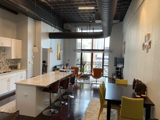 214 E Travis St in San Antonio, TX - Building Photo - Building Photo