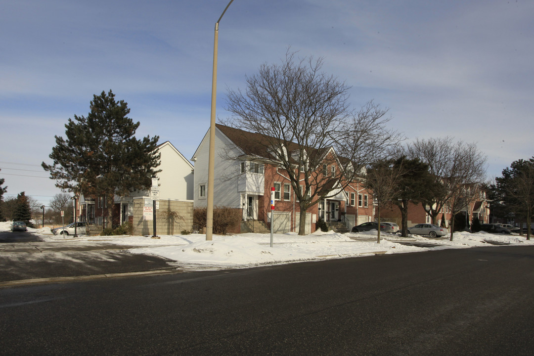 150-180 Murison Blvd in Toronto, ON - Building Photo