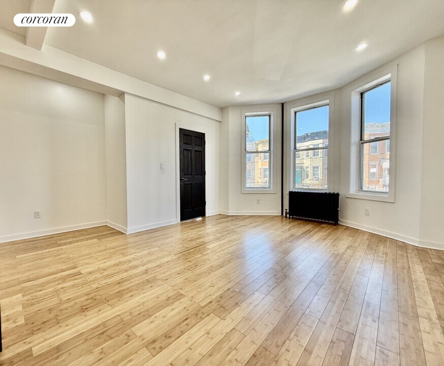 347 E 35th St in Brooklyn, NY - Building Photo