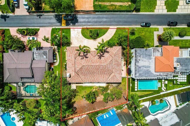 5253 NW 94th Doral Pl in Doral, FL - Foto de edificio - Building Photo