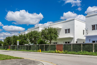 Oasis Park Square at Doral in Doral, FL - Building Photo - Building Photo