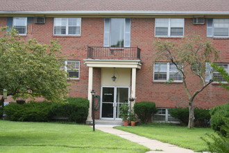 Wellington Square Apartments in Indianapolis, IN - Foto de edificio - Building Photo