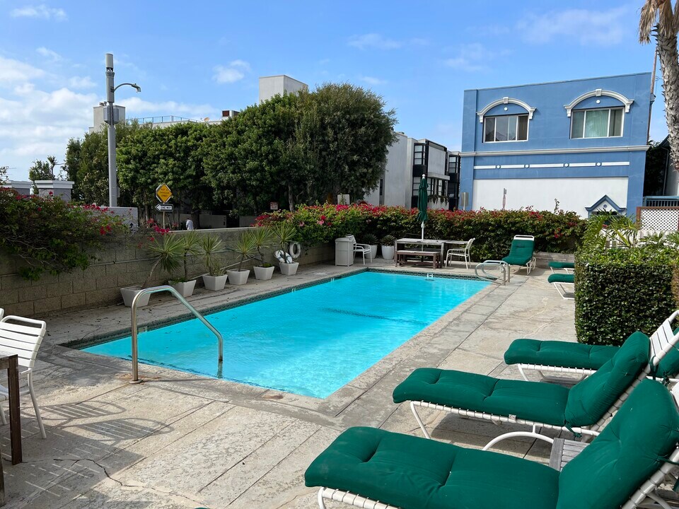 22 Navy St in Los Angeles, CA - Building Photo