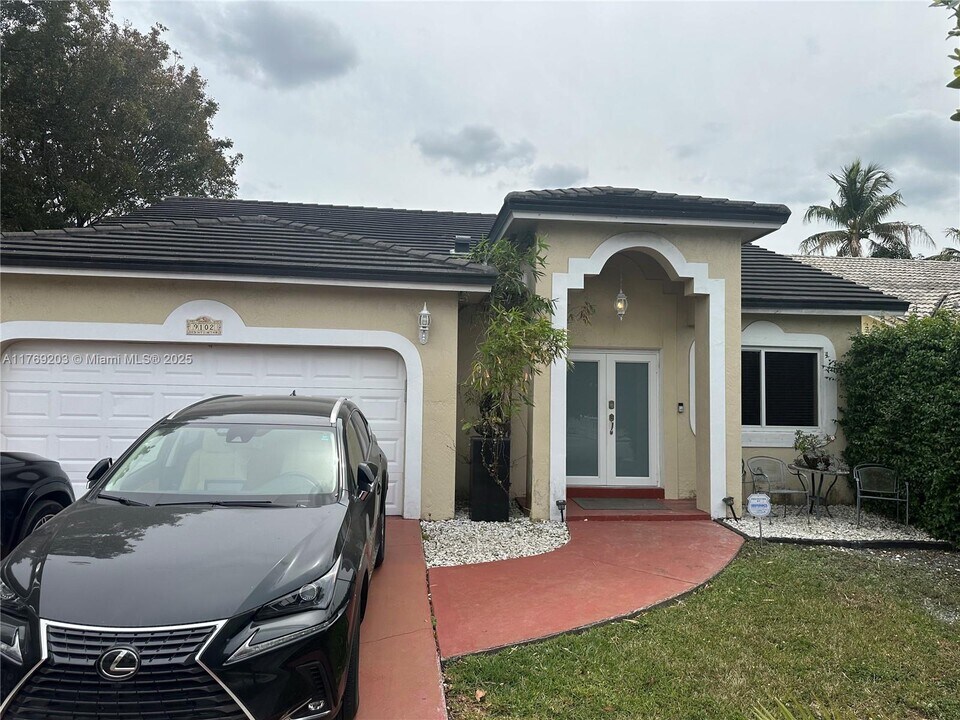9102 NW 148th St in Miami Lakes, FL - Building Photo