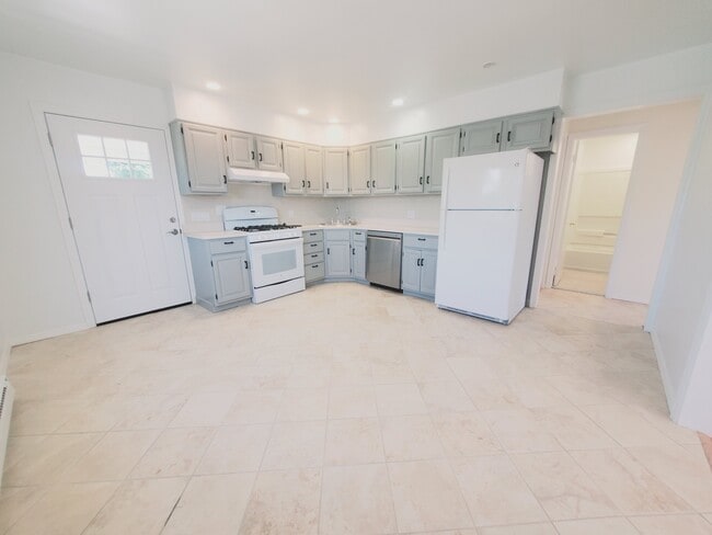 798 Cove Rd, Unit 2 in Stamford, CT - Building Photo - Building Photo