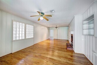 4703 Braeburn Dr in Bellaire, TX - Building Photo - Building Photo
