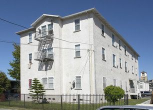 The Foothill Apartments in Oakland, CA - Building Photo - Building Photo