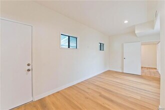 18063 Burbank Blvd in Los Angeles, CA - Building Photo - Building Photo