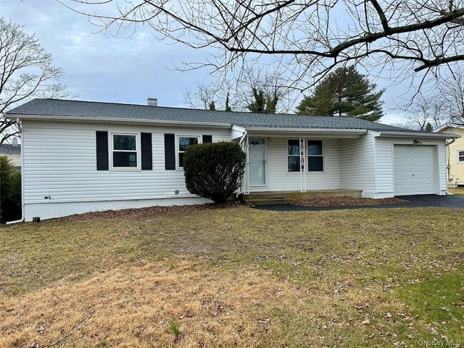 74 Clifton Pl in Port Jefferson Station, NY - Building Photo - Building Photo