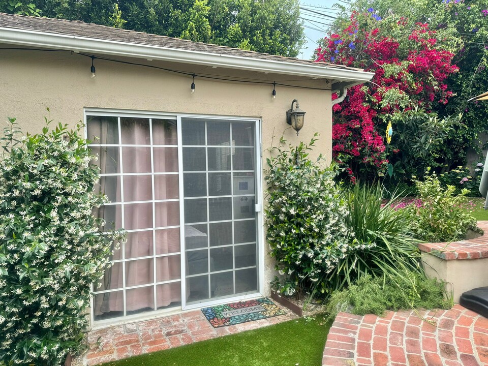 9338 Oakmore Rd, Unit Furnished Garden Paradise in Los Angeles, CA - Building Photo