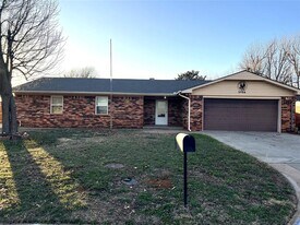 3908 Hickory Stick Dr in Chickasha, OK - Building Photo