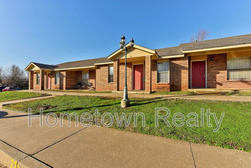 717 S Locust St in Guthrie, OK - Building Photo