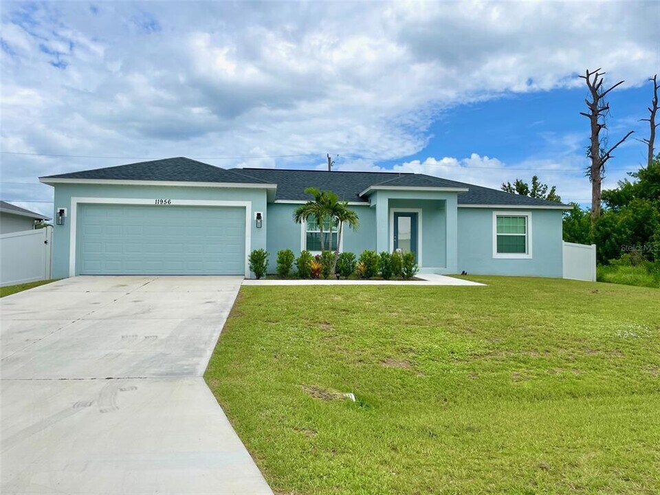 11956 Waterman Ave in Port Charlotte, FL - Building Photo