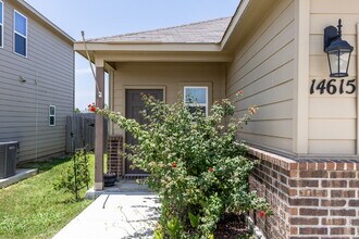 14615 Stirrup Trce in Elmendorf, TX - Building Photo - Building Photo