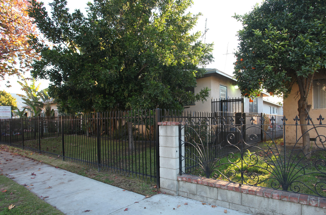 218 W Elm Ave in Burbank, CA - Building Photo