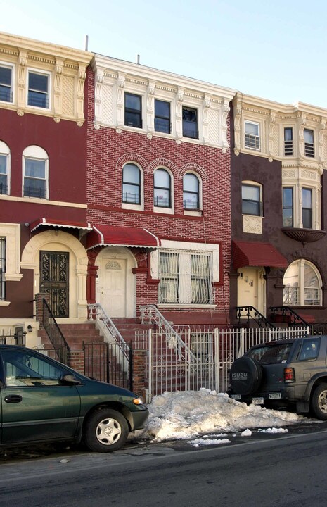 320 Throop Ave. in Brooklyn, NY - Foto de edificio
