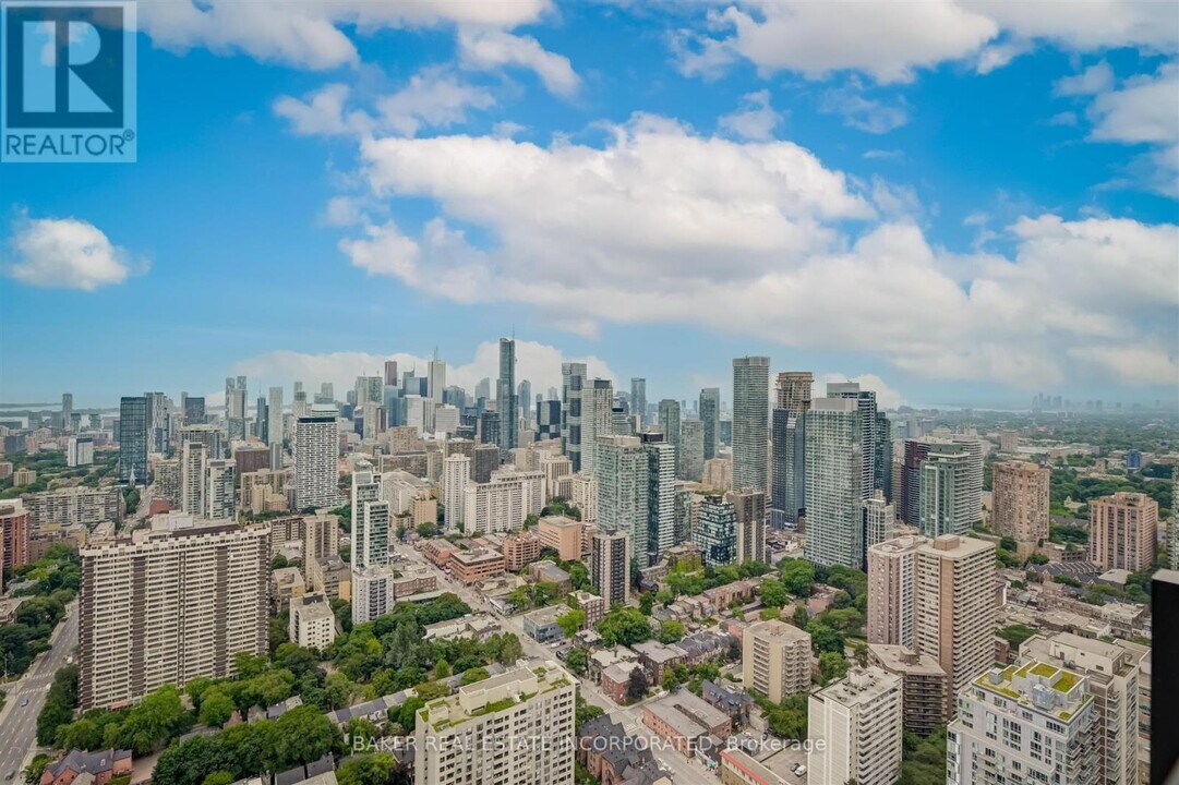 101 Charles St E in Toronto, ON - Building Photo