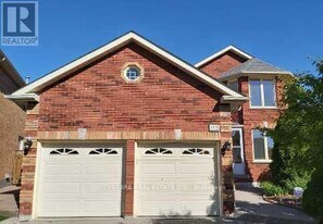 1325 Beauty Bush Ct in Mississauga, ON - Building Photo