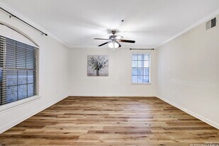 7323 Snowden Rd in San Antonio, TX - Building Photo