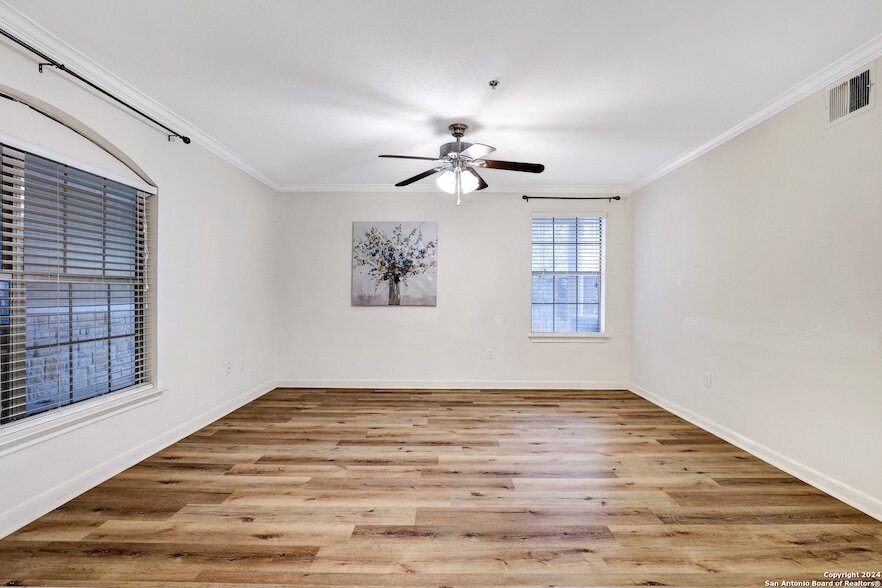 7323 Snowden Rd in San Antonio, TX - Building Photo