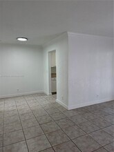 105 NE 12th Ave in Hallandale Beach, FL - Foto de edificio - Building Photo