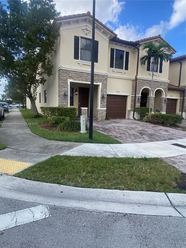 8742 NW 98th Ave in Doral, FL - Building Photo - Building Photo