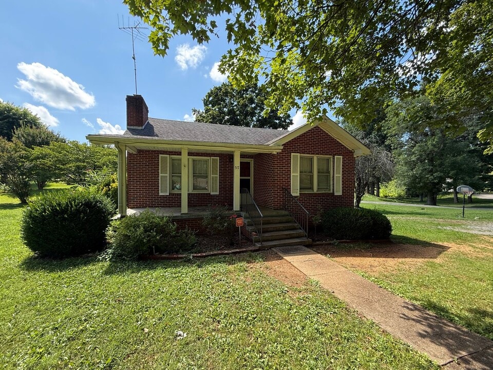 517 Cedar Springs Rd in Athens, TN - Building Photo