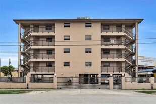3945 SW 89th Ave, Unit 201 in Miami, FL - Building Photo