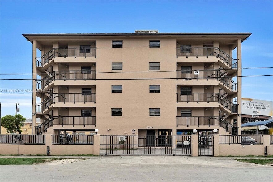 3945 SW 89th Ave, Unit 201 in Miami, FL - Building Photo