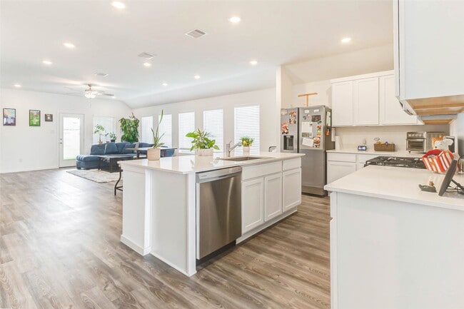 property at 27210 Woodridge Gln Dr