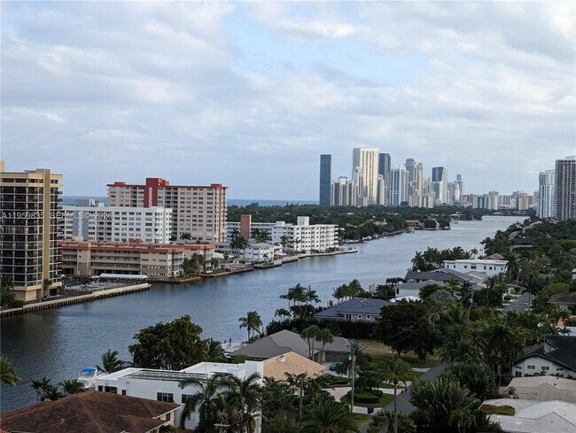 137 Golden Isles Dr in Hallandale Beach, FL - Foto de edificio - Building Photo