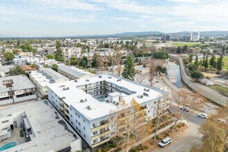 Vassar Terrace in Canoga Park, CA - Building Photo - Building Photo