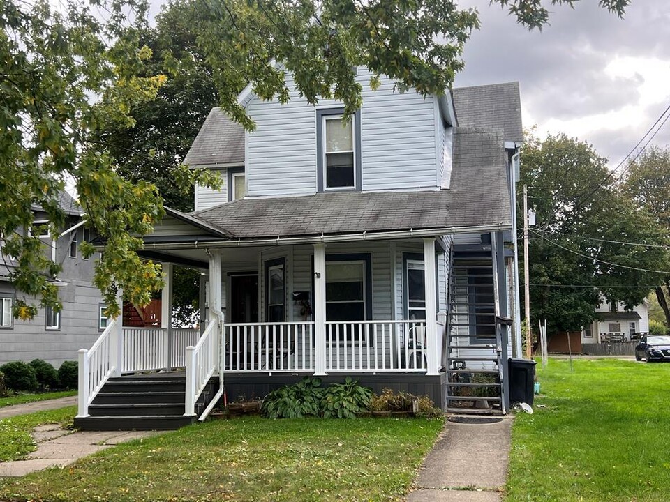 84 Gorton St in Corning, NY - Foto de edificio