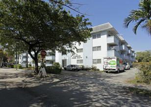 Clarence House in North Miami, FL - Building Photo - Building Photo