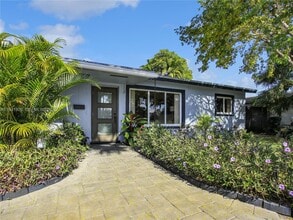 1561 NE 47th St in Oakland Park, FL - Building Photo - Building Photo