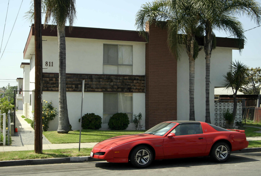 811 S Grevillea Ave in Inglewood, CA - Building Photo