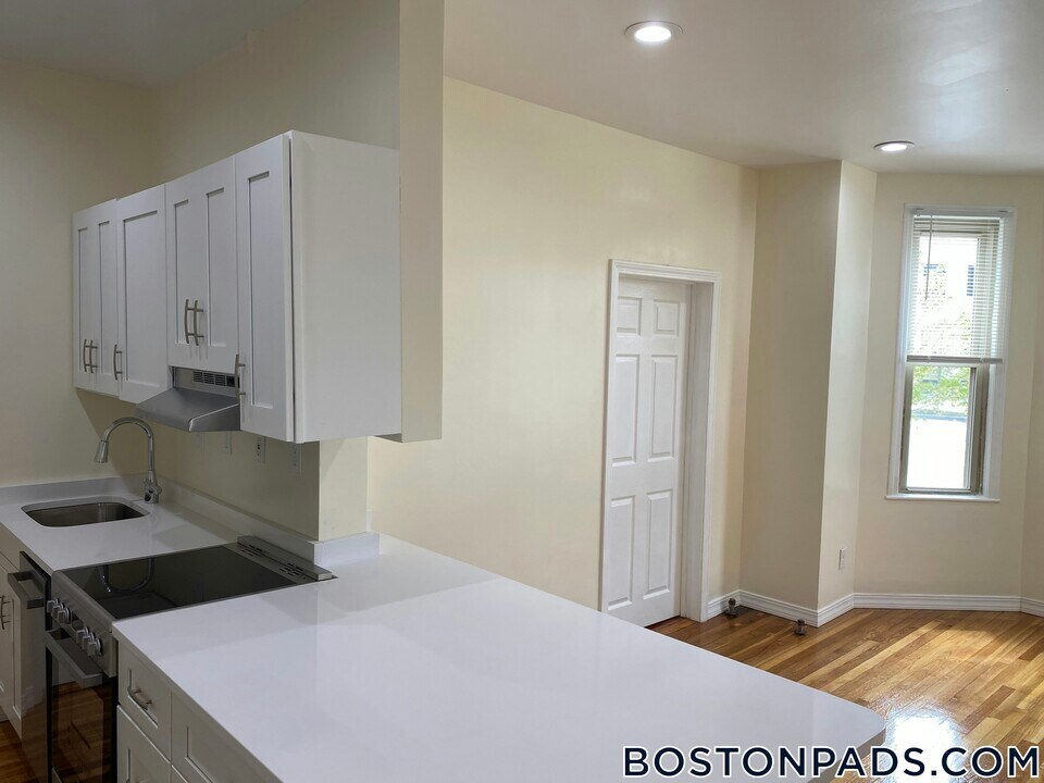 879 Beacon St in Boston, MA - Building Photo