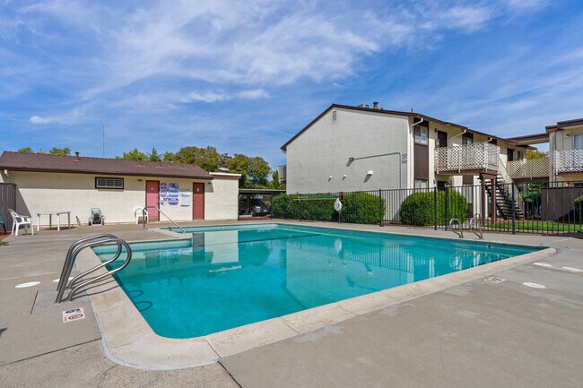 Villa Riviera Apartments in Sacramento, CA - Building Photo - Building Photo