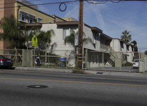 Suites on Vanowen in Van Nuys, CA - Foto de edificio - Building Photo