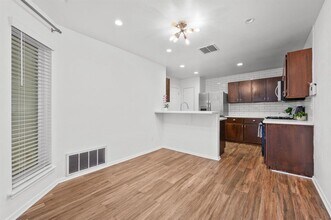 12329 Limerick Ave in Austin, TX - Foto de edificio - Building Photo