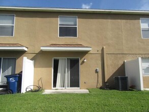 4226 Winding River Way in Land O Lakes, FL - Foto de edificio - Building Photo