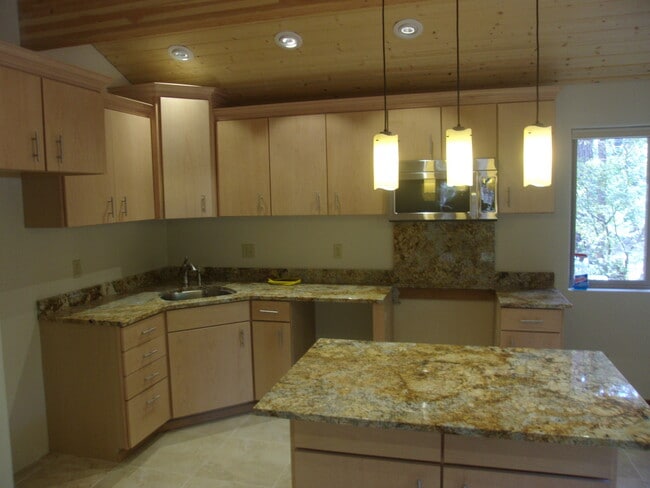 715 W Lake Blvd, Unit The TREE HOUSE in Tahoe City, CA - Building Photo - Building Photo