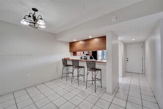 1502 Whitehall Dr in Davie, FL - Building Photo - Building Photo