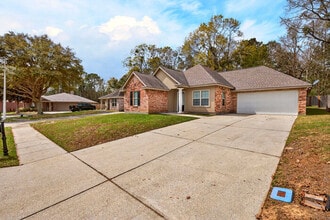 10261 English Manor Dr in Gulfport, MS - Building Photo - Building Photo