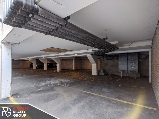 502 W Briar Pl, Unit #510-502 in Chicago, IL - Foto de edificio - Building Photo