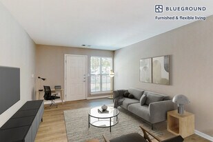 100 Court N Dr in Melville, NY - Building Photo