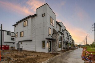 2074 S Holly St in Denver, CO - Building Photo